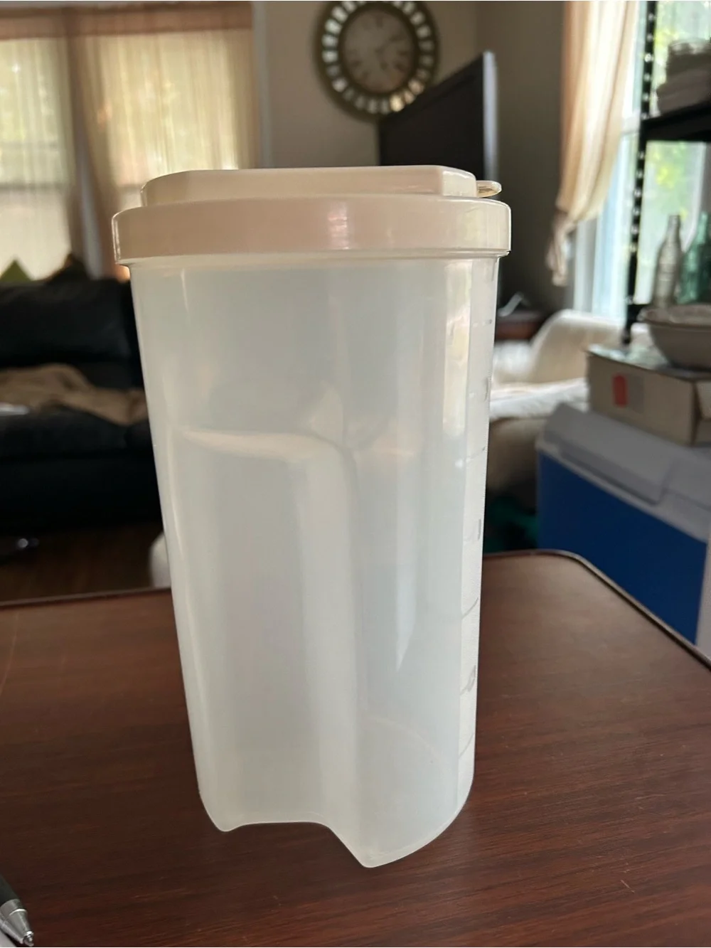Vintage Rubbermaid Servin’ Saver 2 quart drink container with easy grip&flip top